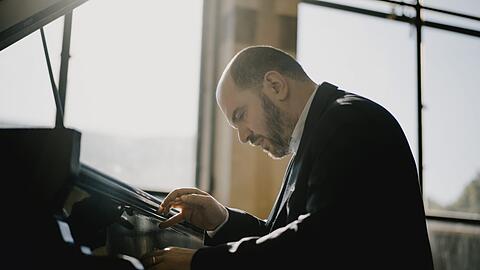 Kirill Gerstein stammt aus Russland, ist amerikanischer Staatsbürger und lebt in Berlin.