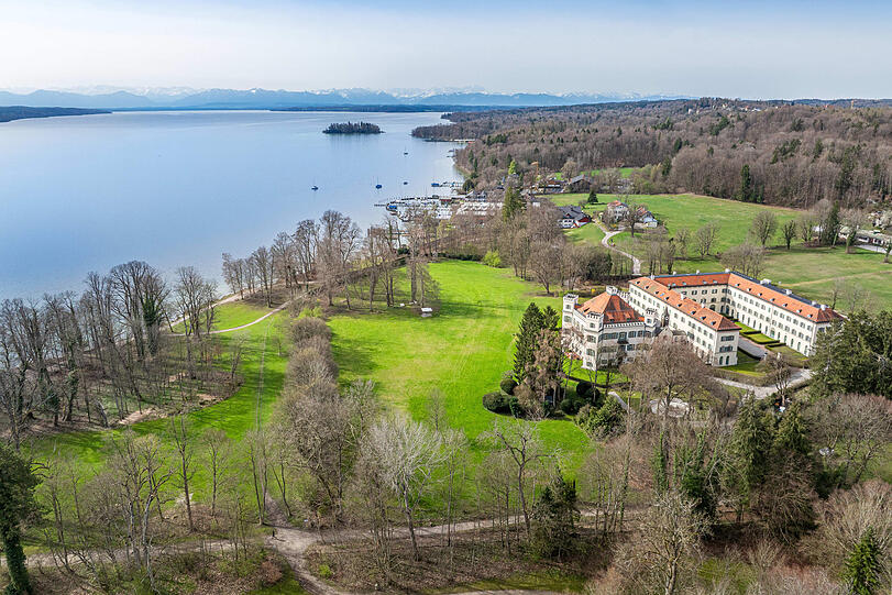 Direkt gelegen am Starnberger See mit einer großen Parkanlage verspricht das Schloss Possenhofen Privatsphäre.