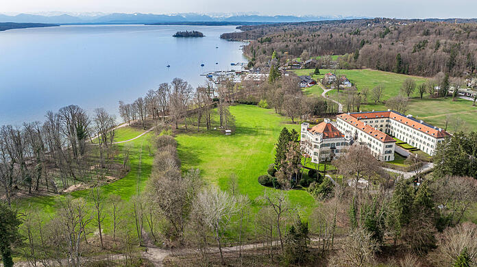 Das Schloss Possenhofen wurde in den 1980er Jahren kernsaniert und in Eigentumswohnungen umgewandelt. Die früheren Gemächer der Wittelsbacher sind heute in Privatbesitz.