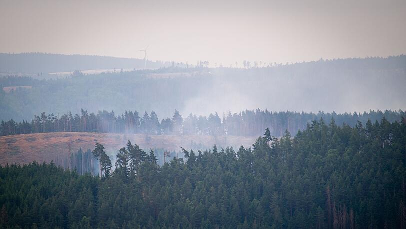 Der Rauch eines großen Waldbrands im Süden von Thüringen zieht auch nach Bayern.