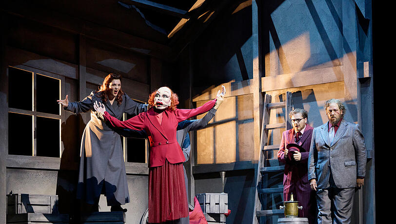 Sophie Rennert (Claire Zachanassian), Jeremy Boulton (Arzt) und Matija Meić (Lehrer). Sophie Rennert (Claire Zachanassian), Jeremy Boulton (Arzt) und Matija Meić (Lehrer).