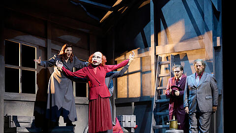 Sophie Rennert (Claire Zachanassian), Jeremy Boulton (Arzt) und Matija Meić (Lehrer).