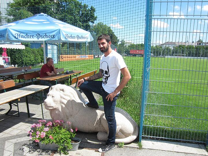 Makos mit Totenkopf-Shirt an der Grünwalder