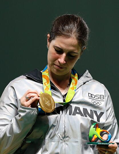 Ungläubig schaut Barbara Engleder aus Triftern auf ihre Goldmedaille. Die Schützin aus Niederbayern gewann im Dreistellungskampf und freute sich anschließend auf ein Weißbier.