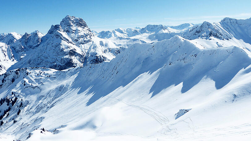 Traumhaftes Winterpanorama: Der Blick fällt auf den Großen Widderstein.