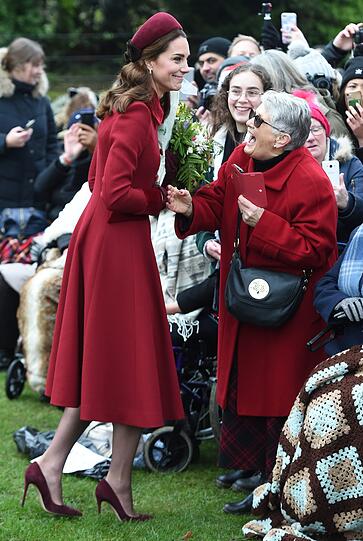 Herzogin Kate spricht mit Jill Lee, als sie zum Weihnachtsmorgengottesdienst nach Sandringham kommt.