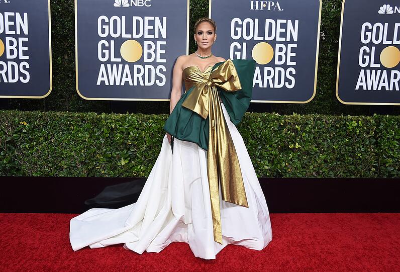 Hoppla, was ist denn bei Jennifer Lopez passiert? Hat die Sängerin und Schauspielerin etwa das alte Geschenkpapier von Weihnachten wiederverwertet? Monströse Schleifen waren noch nie eine gute Wahl für den roten Teppich.