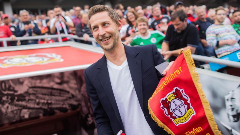 Leverkusens Stefan Kießling wird vor dem Spiel zum Ehrenspielführer ernannt.