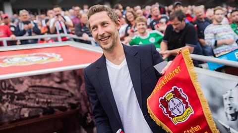 Leverkusens Stefan Kießling wird vor dem Spiel zum Ehrenspielführer ernannt.