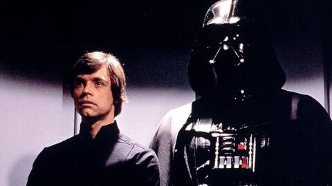 In "Die Rückkehr der Jedi-Ritter" tobt ein Konflikt um die Jedi-Seele von Darth Vader (r.).