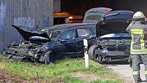 Bei dem Zusammenstoß wurden alle vier Insassen der beiden Autos verletzt und in Münchner Krankenhäuser gebracht.