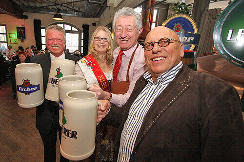 Das Bier schmeckt Karl-Heinz Wöhrle (Tucher), Miss Volksfest Kathrin Kohlmann, Bürgermeister Horst Förther und Wirt Hermann Murr.