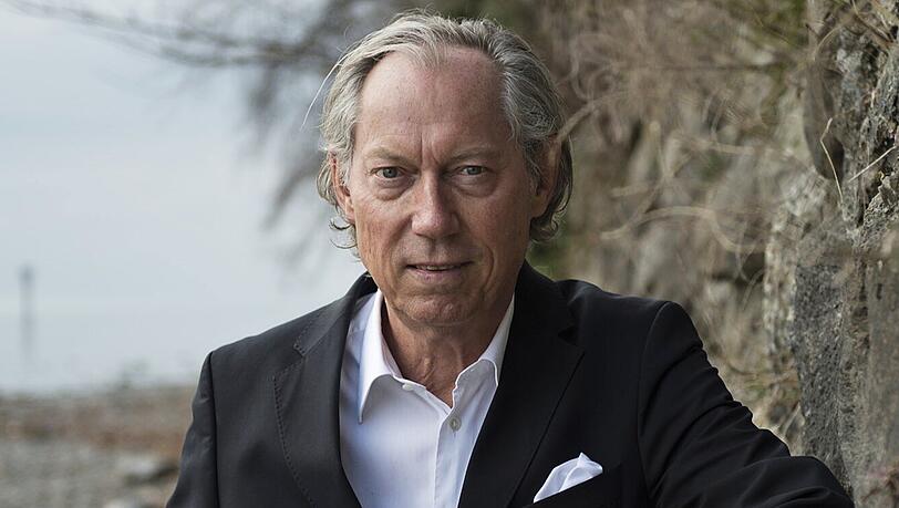 Prof. Dr. Werner Mang tauscht OP-Kittel gegen Prediger-Gewand. Prof. Dr. Werner Mang tauscht OP-Kittel gegen Prediger-Gewand.