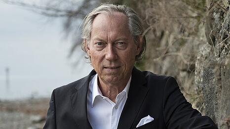 Prof. Dr. Werner Mang tauscht OP-Kittel gegen Prediger-Gewand.