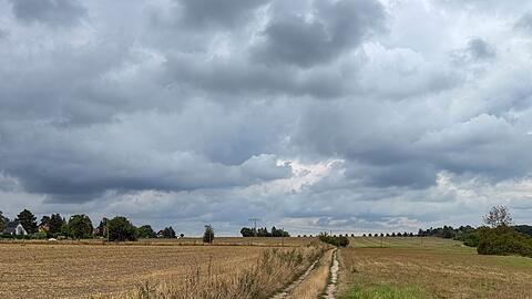 Dunkle Wolken und Gewitter ziehen nach der Vorhersage des Deutschen Wetterdiensts aus Westen heran. (Archivbild)
