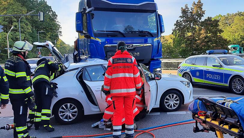 Im Kreuzungsbereich der Liesl-Karlstadt-Straße fuhr der Lastwagen seitlich in den Pkw hinein. Im Kreuzungsbereich der Liesl-Karlstadt-Straße fuhr der Lastwagen seitlich in den Pkw hinein.