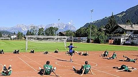 Für einen gelungenen Saisonstart darf es auch einmal ein Tänzchen sein: Fürther Training in Kitzbühel.