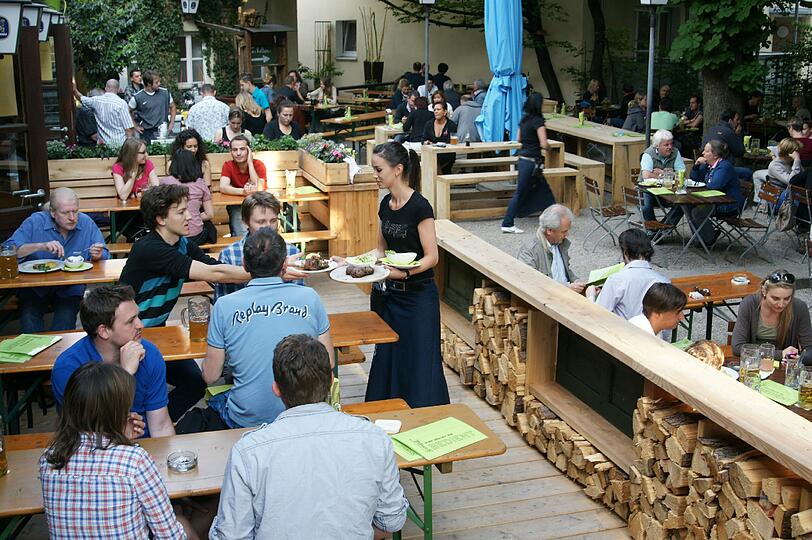 Trotz der 700 Plätze sehr gemütlich: Im Biergarten der Max-Emanuel-Brauerei findet jeder Gast ein schönes Platzerl.