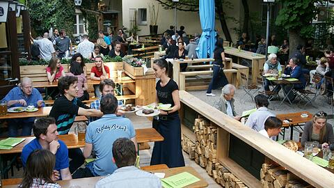 Trotz der 700 Plätze sehr gemütlich: Im Biergarten der Max-Emanuel-Brauerei findet jeder Gast ein schönes Platzerl.