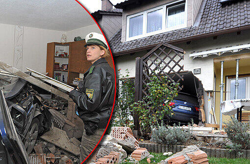 Eine Polizistin begutachtet das völlig demolierte Wohnzimmer eines älteren Ehepaares (links). Ein 87-Jähriger ist mit sienem SUV ungebremst in ein Haus gekracht. Die Bilder von der Unfallstelle.