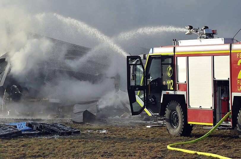 Feuerwehrleute löschen am 25.01.2014 in Klosterlechfeld (Bayern) einen Brand in einer Fabrikhalle. Die Halle, in der Akkus und Batterien produziert werden , brannte komplett nieder.
