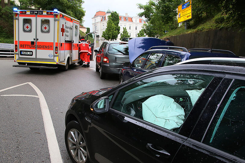Bei einem Auffahrunfall in Mühldorf wurde iene hochschwangere Frau verletzt