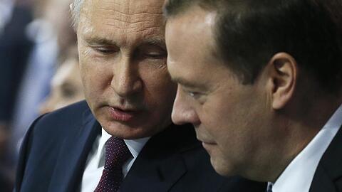 Putin (l.) hat für die Konferenz abgesagt. Noch ist unklar, ob ihn Ministerpräsident Medwedew (r.) vertritt.