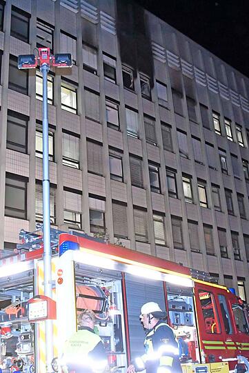 Das Feuer brach im 5. Stock der Unterkunft aus - das Gebäude musste teilweise evakuiert werden. Die Bilder vom Feuerwehreinsatz.