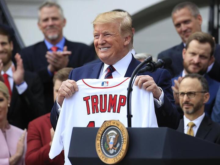 Die Demokraten haben formell die Steuererklärungen von Trump und mehrerer seiner Firmen für die Steuerjahre 2013 bis 2018 angefordert - das Weiße Haus wies die Forderung zurück.