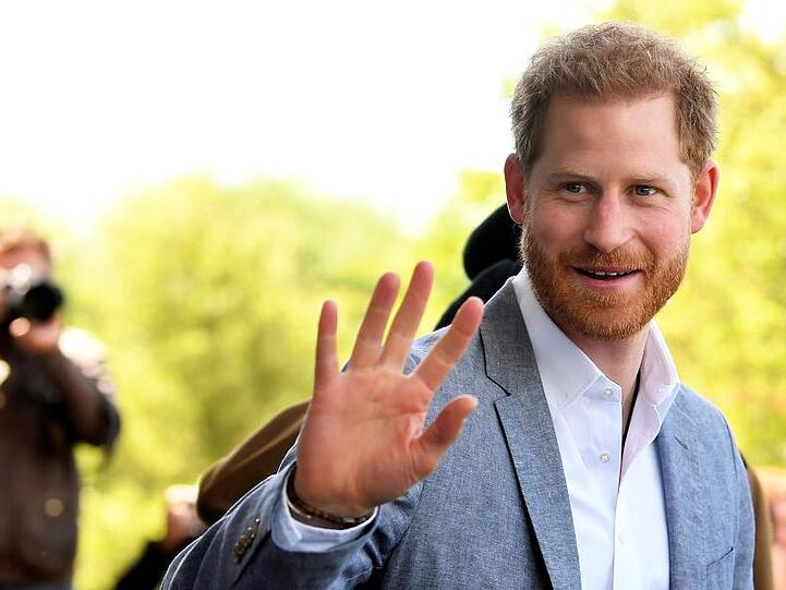 Prinz Harry verlässt nach seinem Besuch das Kinderkrankenhaus von Oxford.