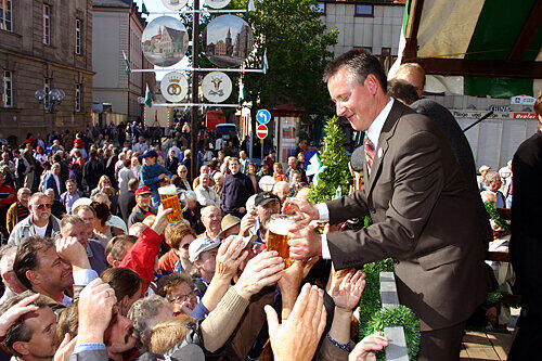 Gegen den &bdquo;Alkoholmissbrauch bei Kirchweihen&ldquo; wollen die Stadt Fürth und OB Thomas Jung (SPD) vorgehen &ndash; auch wenn er hier beim Anstich der Michaelis-Kerwa Freibier verteilt.