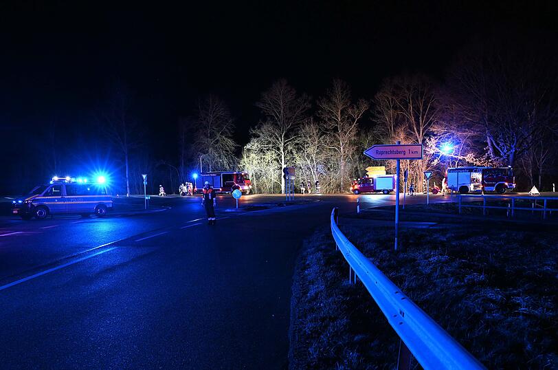 Betrunken auf dem Heimweg von der Disco: Der Fahrer (21) und seine Beifahrerin (19) konnten sich selbst aus dem Wagen befreien, sie kamen leicht verletzt ins Krankenhaus.