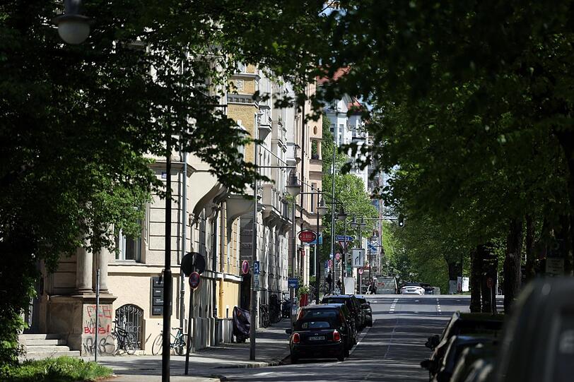 Blick isarabwärts: schöne Altbauten und ganz viel Grün.