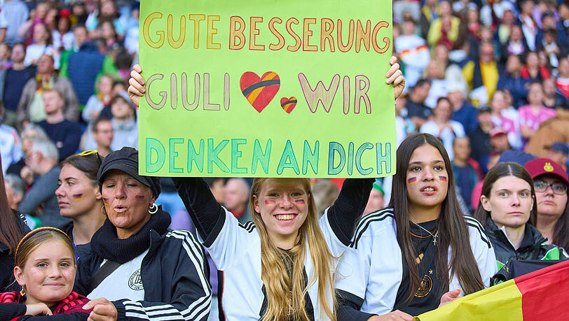 Für die verletzte Giulia Gwinn: Auf den Rängen hielten Fans Spruchbänder hoch. Für die verletzte Giulia Gwinn: Auf den Rängen hielten Fans Spruchbänder hoch.