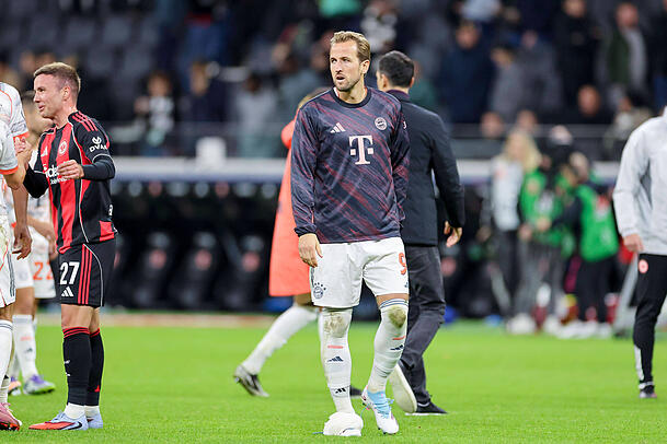 Harry Kane läuft mit einem Eisbeutel am rechten Fuß über den Platz, gibt aber Entwarnung.