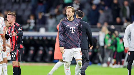 Harry Kane läuft mit einem Eisbeutel am rechten Fuß über den Platz, gibt aber Entwarnung.