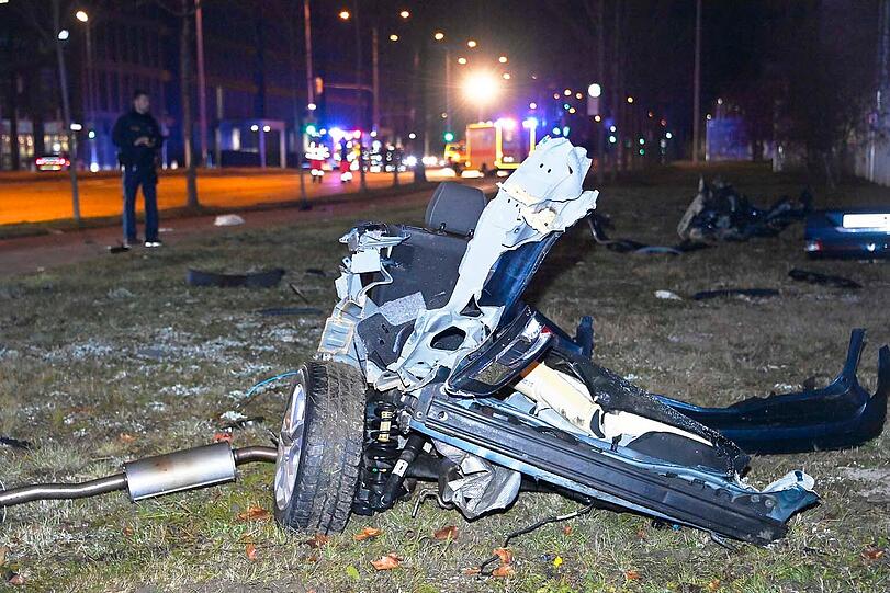 Die Trümmer verteilten sich weiträumig über die Straße und das Umfeld Die Trümmer verteilten sich weiträumig über die Straße und das Umfeld