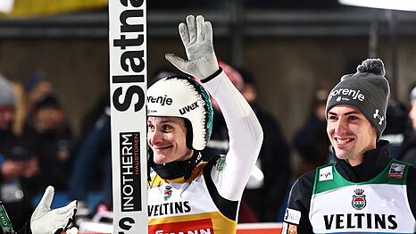 Domen Prevc (l) freut sich &uuml;ber den Sieg, sein Landsmann Timi Zajc wird sp&auml;ter disqualifiziert.