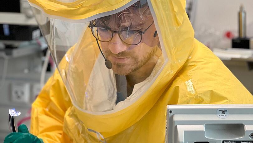 Die M&uuml;nchen Klinik schult einen Mitarbeiter der Universit&auml;tsklinik auf der modernisierten Sonderisolierstation.