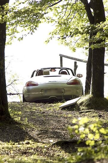 Sommer und Sonne am Starnberger See: Da ging auch ein Porsche Boxter Cabrio am Dienstag baden. Nachdem das Fahrzeug aus unbekannter Ursache ins Wasser gerollt war, musste es vom Abschleppdienst geborgen werden.