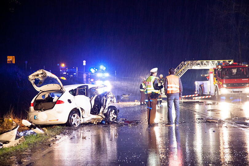 Schlimmer Unfall auf der B2: 3 Tote und ein schwer Verletzter.