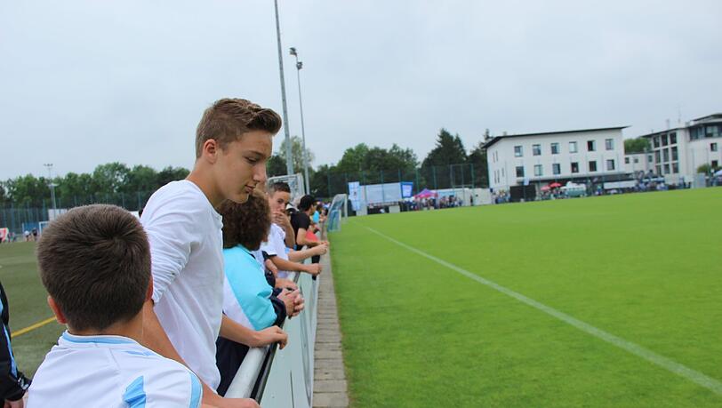 Löwen-Fans ganz nah dran am Trainingsplatz an der Grünwalder Straße. Löwen-Fans ganz nah dran am Trainingsplatz an der Grünwalder Straße.