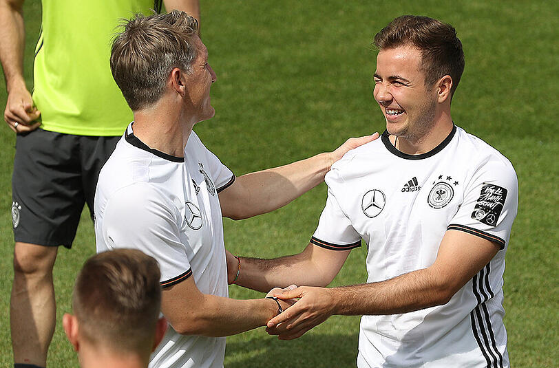 Ex-Bayern-Teamkollege Bastian Schweinsteiger gratulierte Mario Götze im EM-Trainingslager in Ascona/Schweiz besonders herzlich zu dessen 24. Geburtstag.