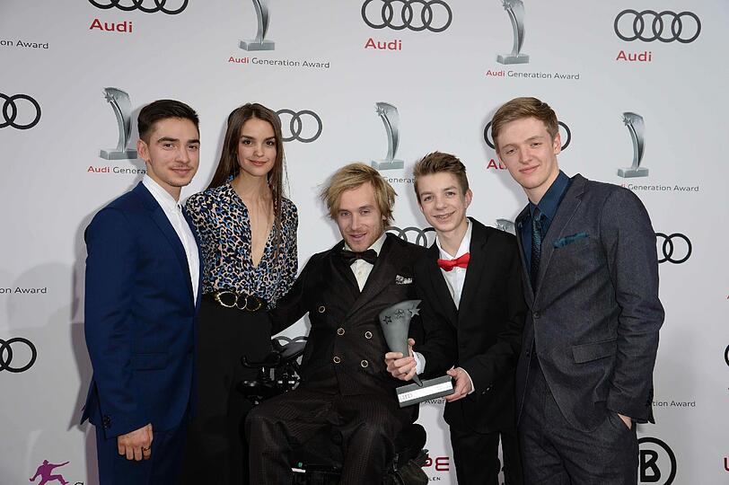 Samuel Koch mit den Schauspielern der Serie "Club der roten Bänder" Julius Schuck, Luise Befort, Ivo Kortlang und Timur Bartels