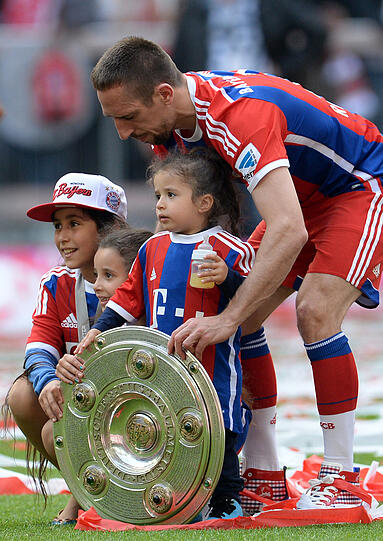 10. Mai 2014, wieder mal Meister: Familienvater Ribéry lässt sich mit seinen Kindern Shakinez, Hizya und Salif (von links) fotografieren.