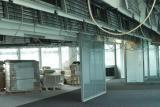 In der Decke verbirgt sich Kühl- und Heiztechnik. Die Wände in den Büroetagen sind aus Glas.