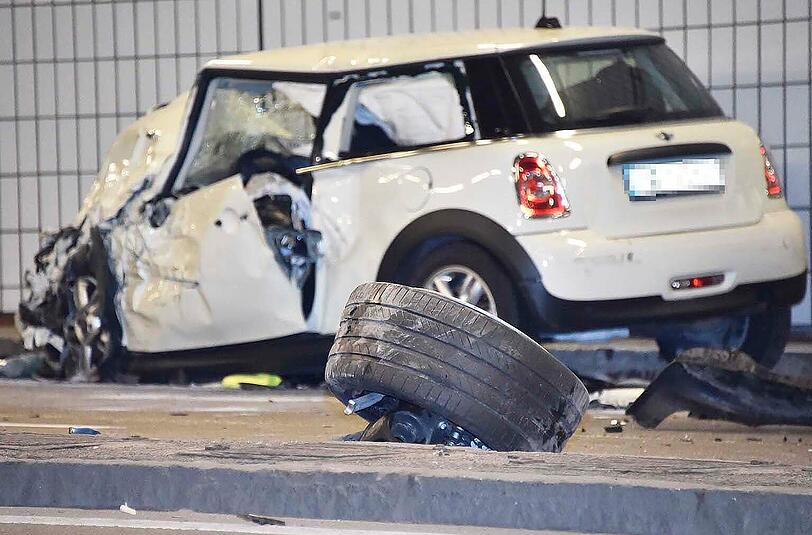 Es kam zur Kollision mit einem Mini, welcher ebenfalls im Altstadtringtunnel unterwegs war.