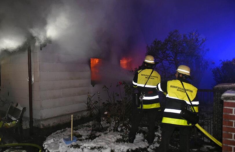 Brand in Bogenhausen: Beim Eintreffen der Feuerwehr brannte es bereits aus zwei Zimmern im Erdgeschoss des Hauses.