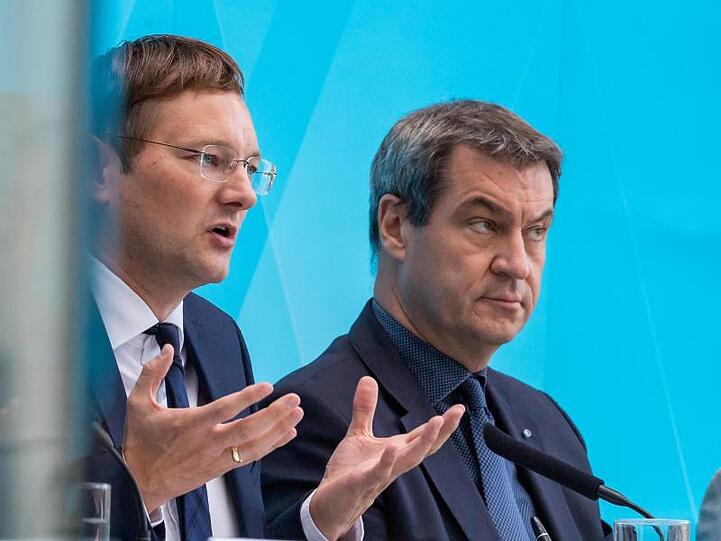 Hans Reichhart (l, CSU), Staatsministerin für Wohnen, Bau und Verkehr und Markus Söder (r, CSU), Ministerpräsident von Bayern. Foto: Peter Kneffel