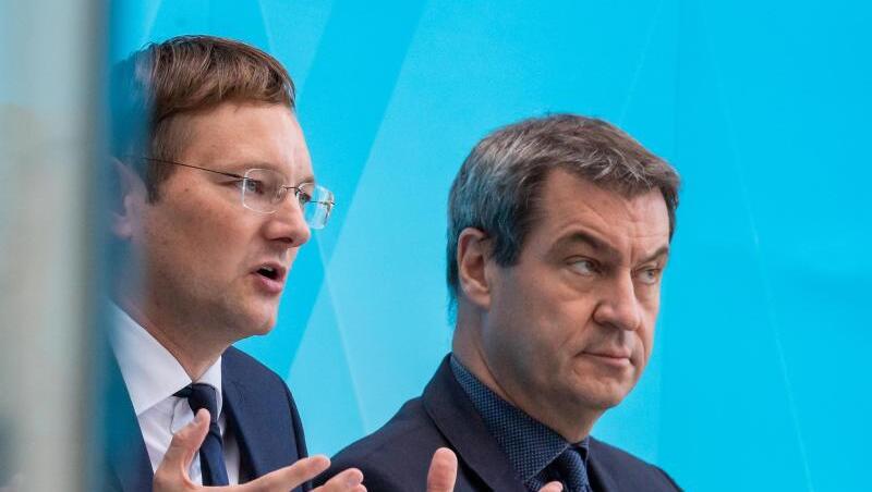 Hans Reichhart (l, CSU), Staatsministerin für Wohnen, Bau und Verkehr und Markus Söder (r, CSU), Ministerpräsident von Bayern. Foto: Peter Kneffel Hans Reichhart (l, CSU), Staatsministerin für Wohnen, Bau und Verkehr und Markus Söder (r, CSU), Ministerpräsident von Bayern. Foto: Peter Kneffel